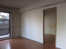 リビングを可動式の間仕切りで明るく広い空間に リビングを可動式の間仕切りで明るく広い空間に